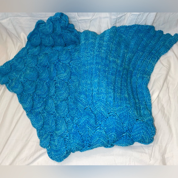 Adult Mermaid Blanket - Picture 2 of 3